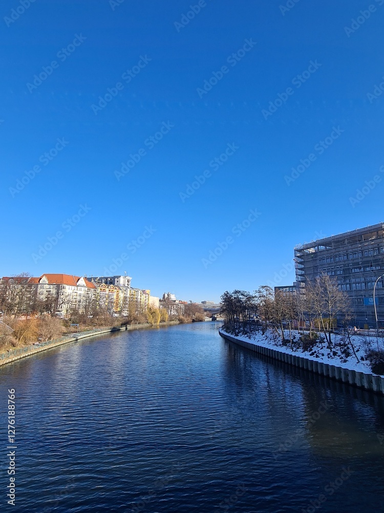 Obraz premium Sicht auf die Spree (Fluss) in Berlin Westhafen, an einem sonnigen Wintertag, mit einem klaren und blauem Himmel