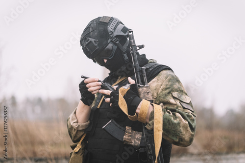 Foto special forces soldier puts on a uniform