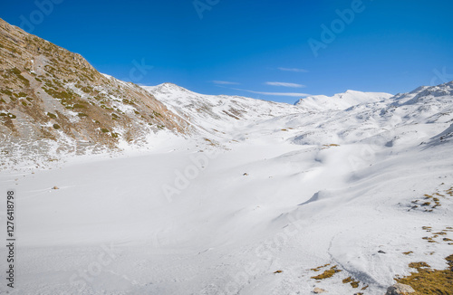 Obraz na płótnie Duchessa lake and Sirente Velino park (Italy) - In the natural park of Sirente Velino, the landscape with snow of Duchessa lake, Lazio and Abruzzo regions. w salonie