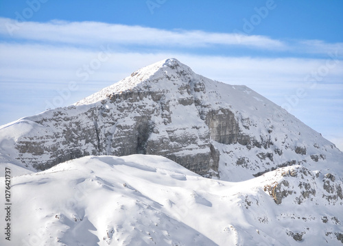 Obraz na płótnie Duchessa lake and Sirente Velino park (Italy) - In the natural park of Sirente Velino, the landscape with snow of Duchessa lake, Lazio and Abruzzo regions. w salonie
