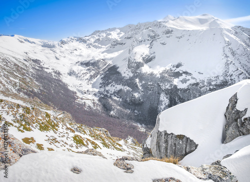 Obraz na płótnie Duchessa lake and Sirente Velino park (Italy) - In the natural park of Sirente Velino, the landscape with snow of Duchessa lake, Lazio and Abruzzo regions. w salonie