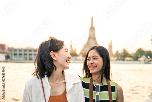 Photography Two happy tourists laughing at wat arun ratchawararam in bangkok