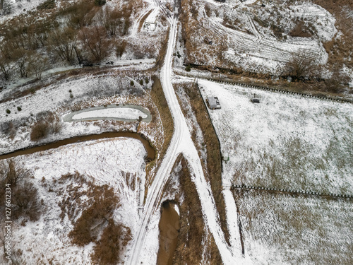 Obraz na płótnie krajobraz zimowy z drona rzeka rdzawa brąz biel w salonie