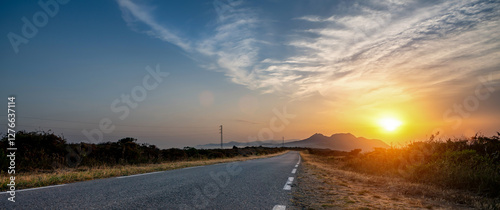 Obraz na płótnie Mediterranean sea coast road into mountains horizon in summer with beautiful bright sun rays w salonie