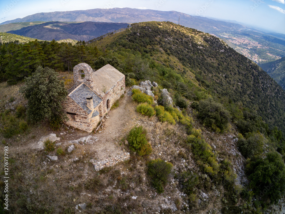 Vue aérienne de l'église de St Etienne de Campilles