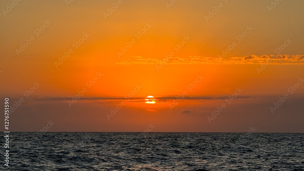 Obraz premium sunset over the sea