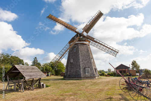 Deutschland, Mecklenburg-Vorpommen, Alte Windmühle vor Himmel