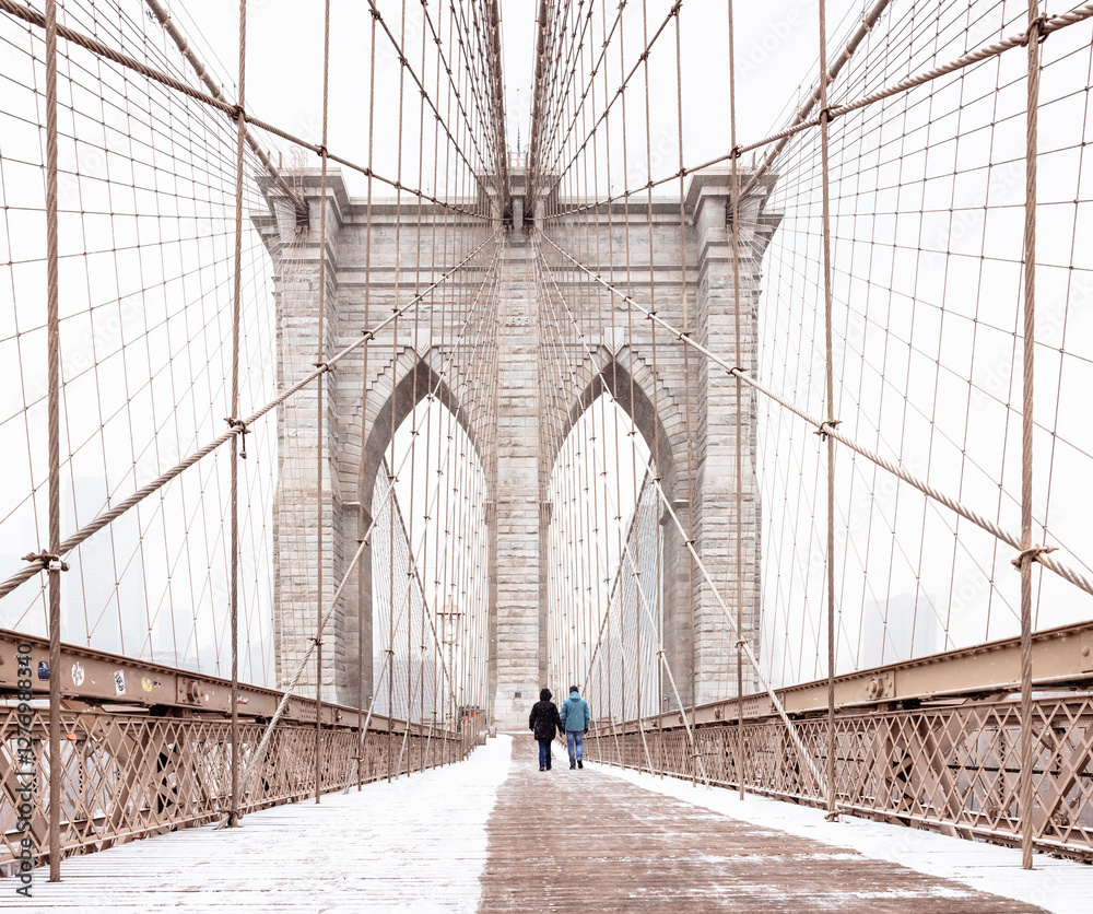 Obraz premium Brooklyn Bridge New York on a snowy winter day