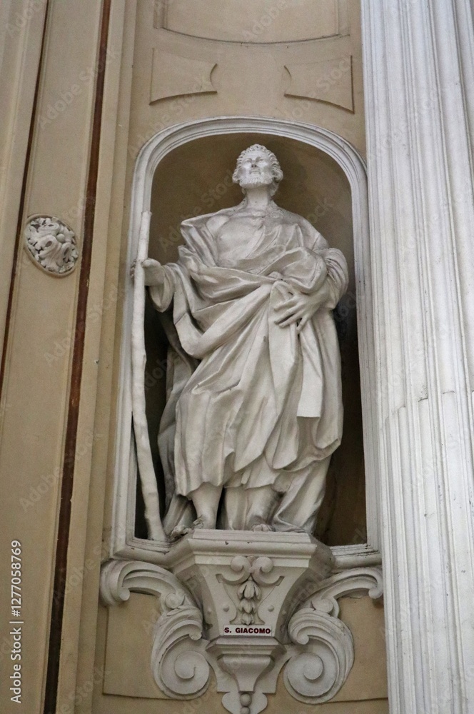 Napoli - Statua settecentesca in stucco di San Giacomo nella Basilica di San Giorgio Maggiore Napoli - Statua settecentesca in stucco di San Giacomo nella Basilica di San Giorgio Maggiore