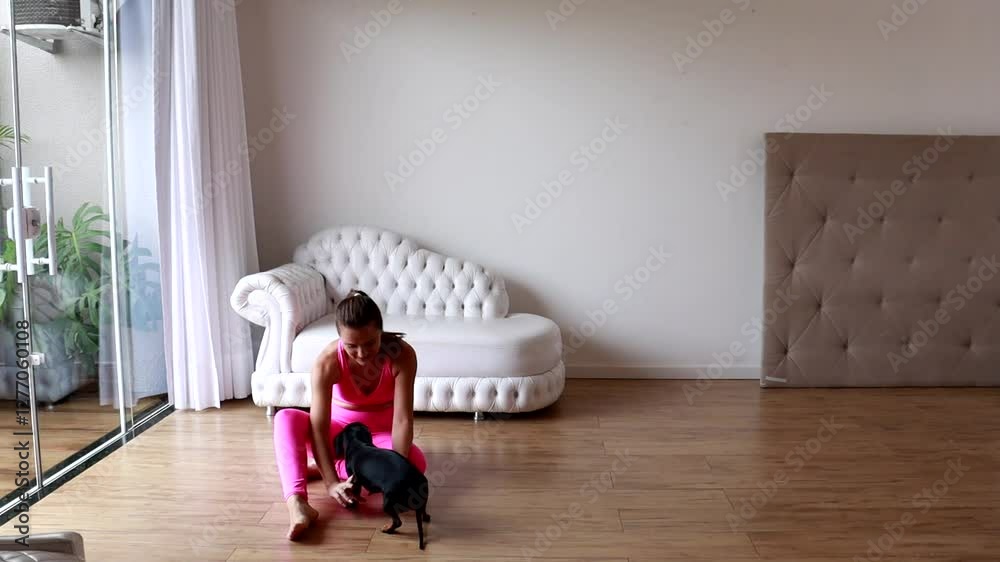 mulher a vontatde com cachorro fofo 