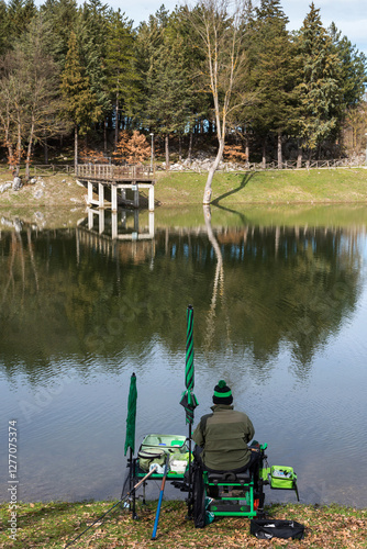 Pescatore al lago. photo