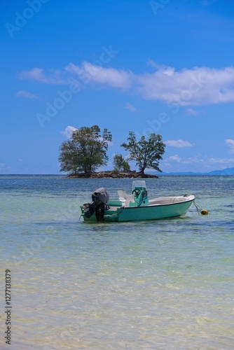 Boot vor kleiner Insel