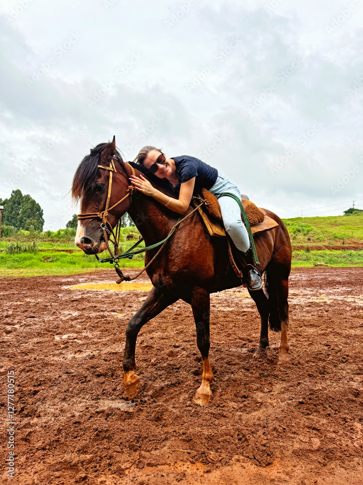 Mulher feliz ama cavalo Mulher feliz ama cavalo