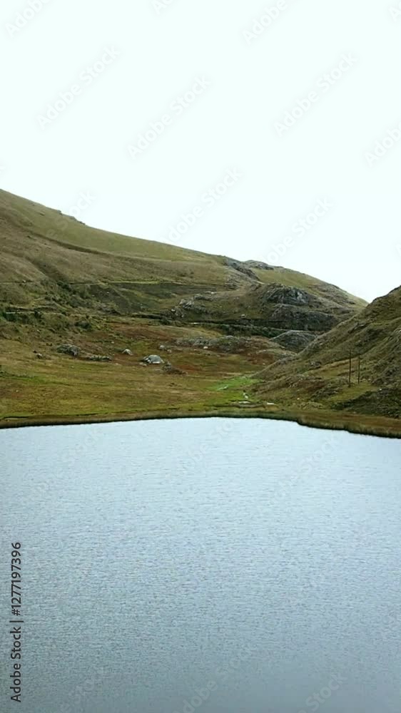 VIDEO VERTICAL desde un Drone Laguna en la sierra.laguna natural el turismo y el concepto de viaje. Modo de vida saludable. Perú lagunas. Mundo