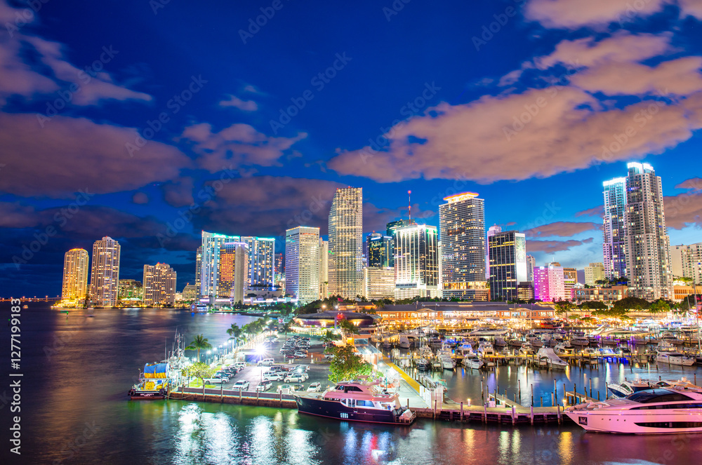 Obraz premium Night skyline of Downtown Miami from Miami Port