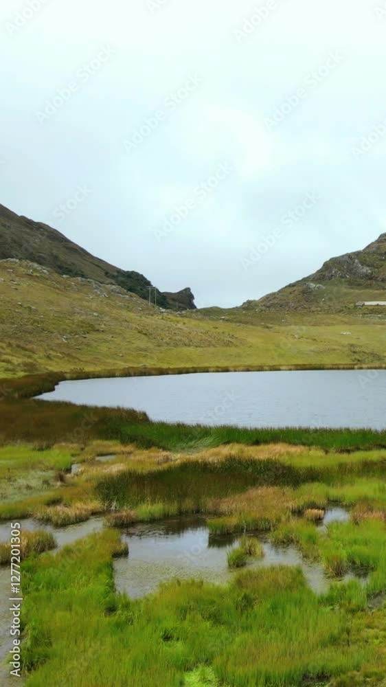 VIDEO VERTICAL desde un Drone Laguna en la sierra.laguna natural el turismo y el concepto de viaje. Modo de vida saludable. Perú lagunas. Mundo