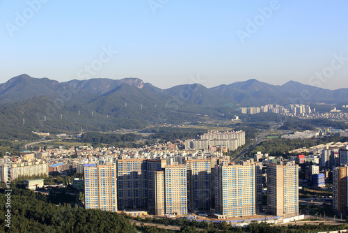 도시 외곽에 건설 중인 건물과 산들