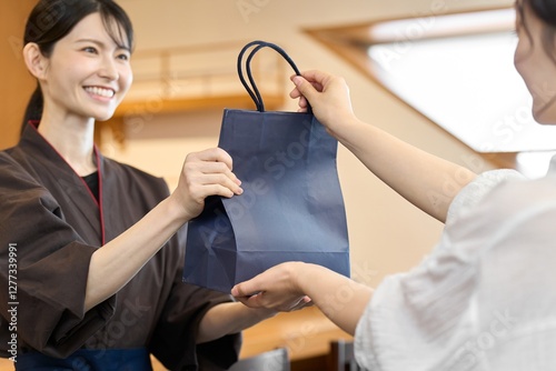 商品を渡す飲食店の従業員