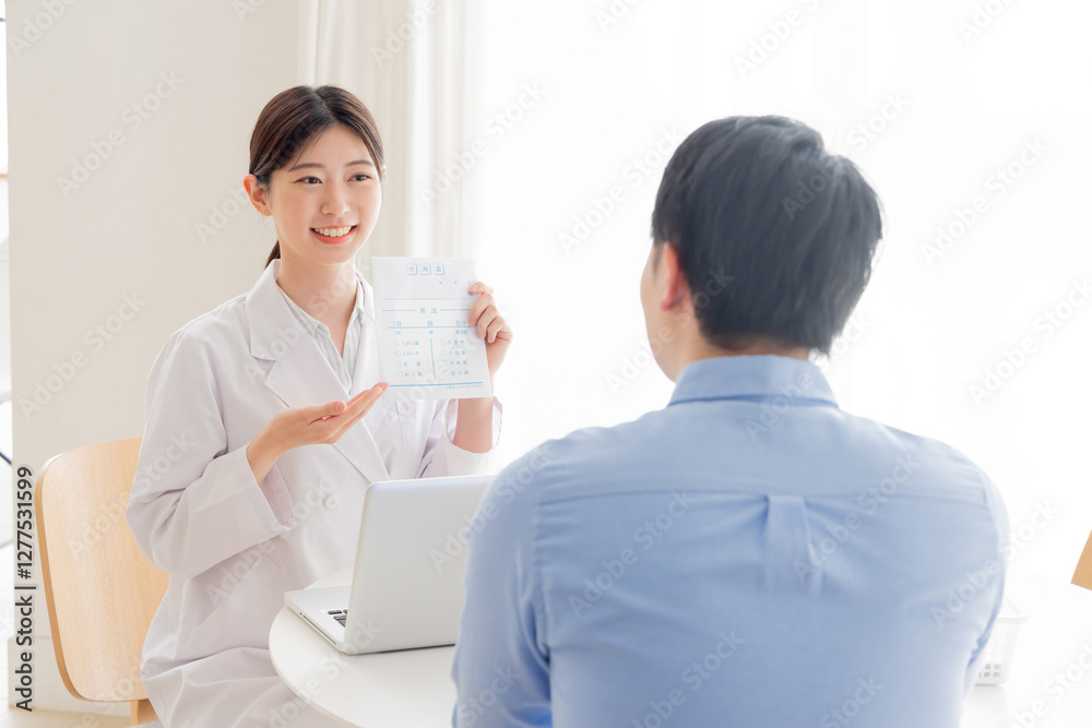 Obraz premium 白衣を着た受付の女性 