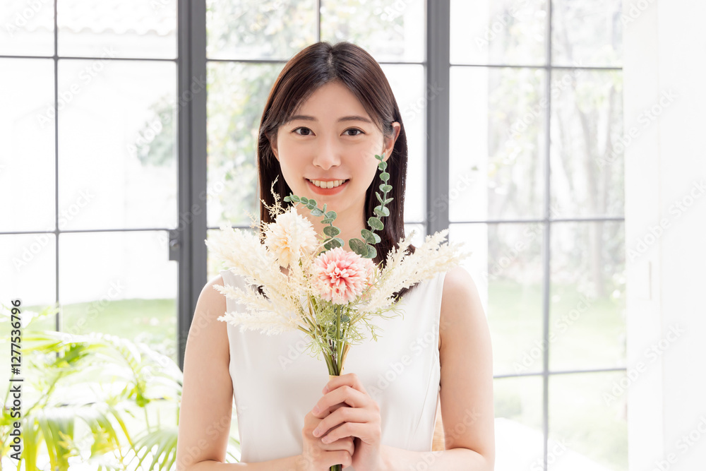 ドライフラワーの花束を持つワンピースの女性
ドライフラワーの花束を持つワンピースの女性