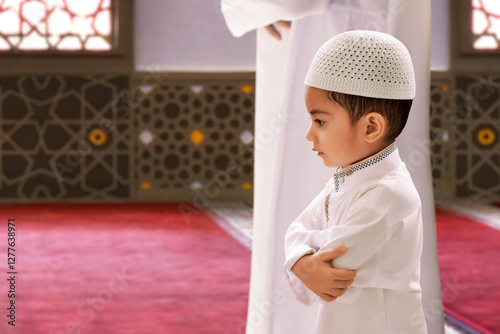 Canvas Print Indonesian asian muslim father and innocence son praying together in the mosque,