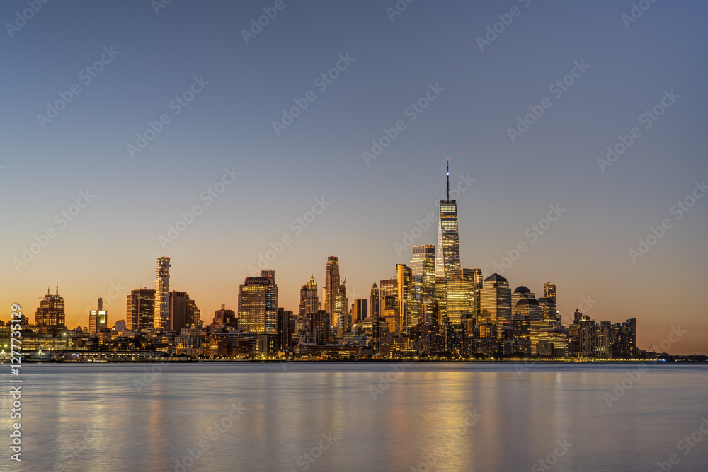 Fototapeta premium The skyline of downtown Manhattan in New York before sunrise
