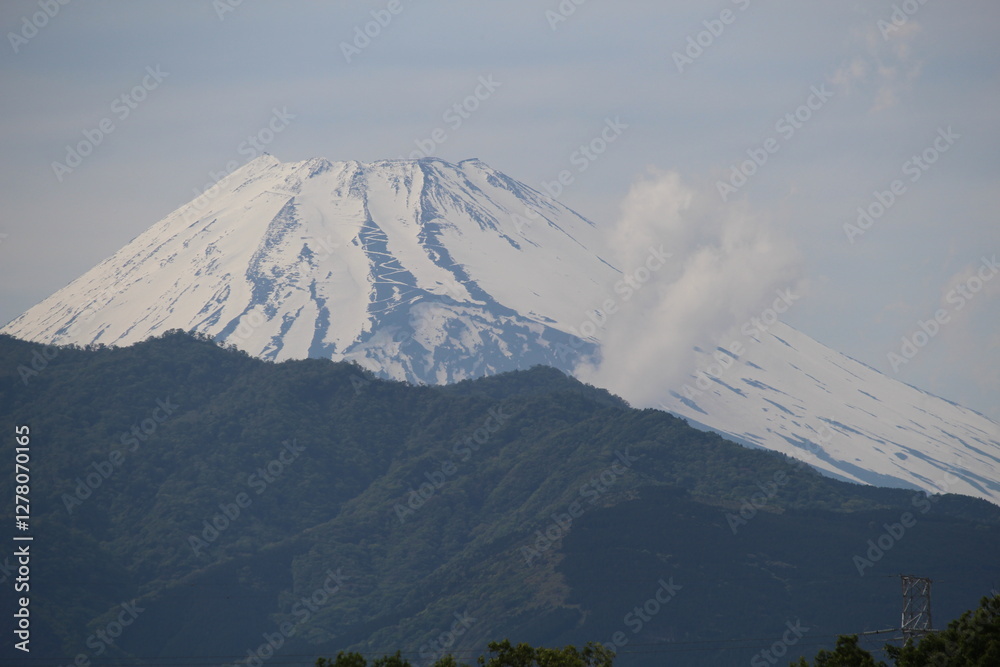 Obraz premium 日本の静岡県沼津市の公園からみた富士山の山頂付近、煙が見える