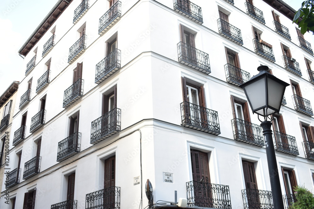Obraz premium El encanto del blanco en las calles