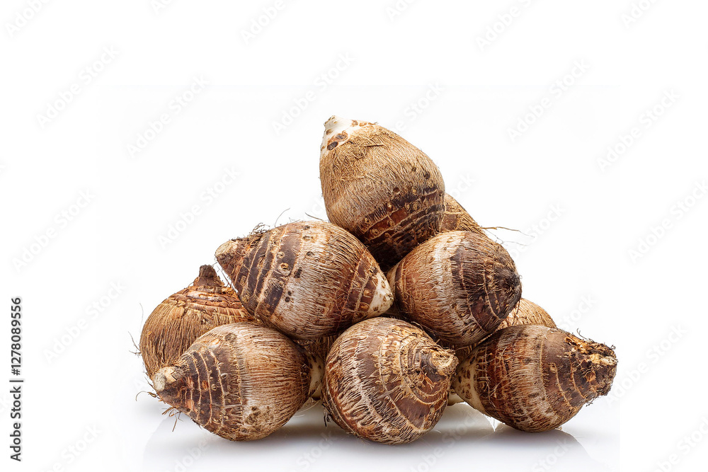 白い背景に山積みの里芋