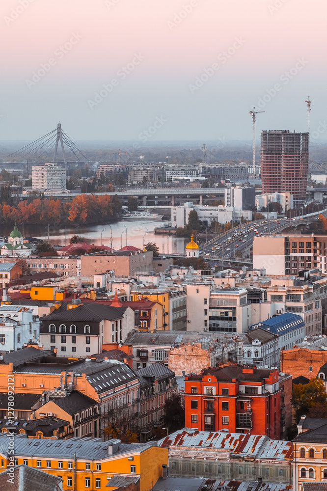 Obraz premium Kyiv cityscape at twilight with Belt of Venus in the sky