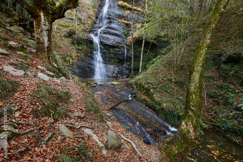 Obraz na płótnie Uguna waterfall in autumn. Gorbeia Natural Park. Basque Country, Spain w salonie