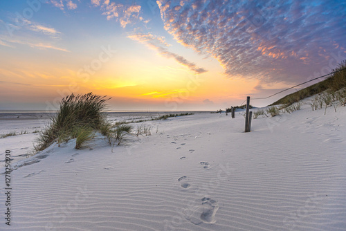 Photos Sonnenuntergang mit schönen Wolken und Fußspuren im Sand, Nordseeinsel Amrum