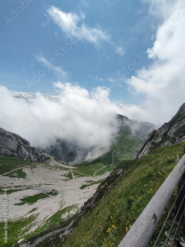 Alpejski krajobraz ze szlaku photo