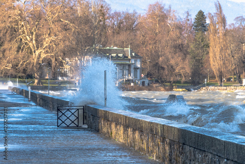 grosse bise , vagues et embruns sur les quai de Genève photo