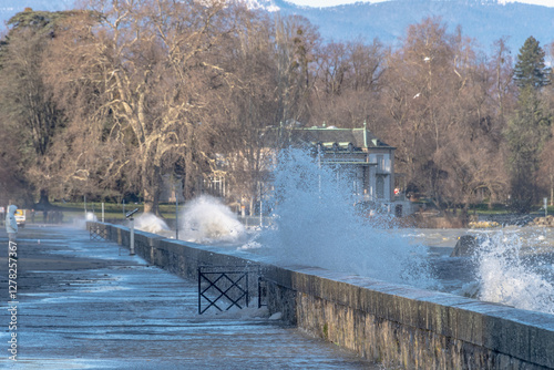 grosse bise , vagues et embruns sur les quai de Genève