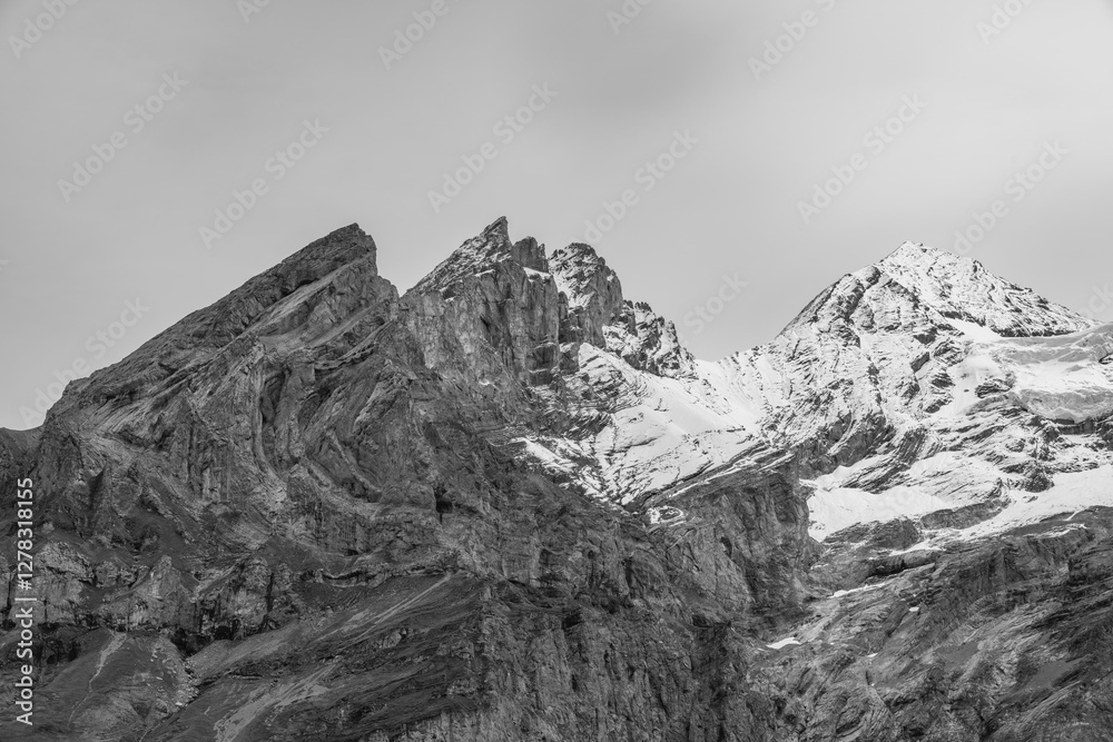 Le Rothorngletscher en noir et blanc vu depuis le lac Oeschinen, Oberland bernois, Suisse. Le Rothorngletscher en noir et blanc vu depuis le lac Oeschinen, Oberland bernois, Suisse.