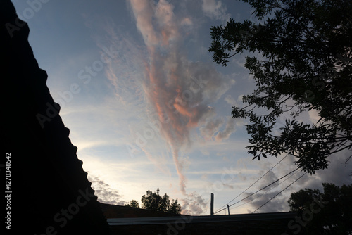 Nube estirada en atardecer photo