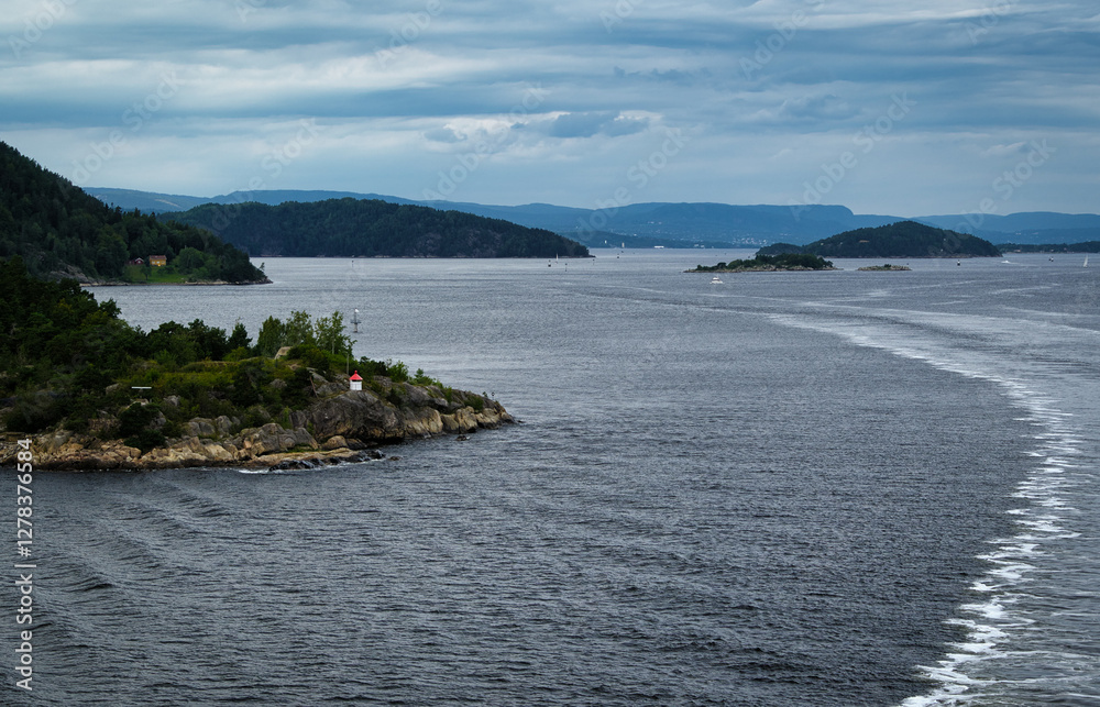 Blick vom Schiff auf den Oslofjord mit seinen zahlreichen Inseln, üppiger Natur und ruhigem Wasser Blick vom Schiff auf den Oslofjord mit seinen zahlreichen Inseln, üppiger Natur und ruhigem Wasser