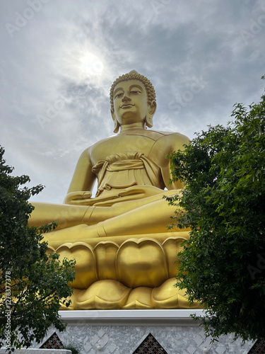 Obraz na płótnie Buddha statue at Wat Paknam Phasi Charoen in Bangkok w salonie