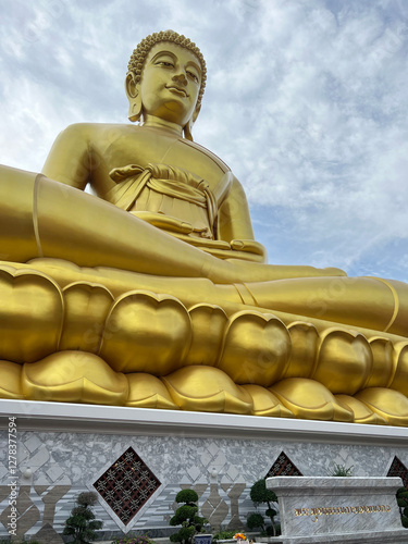Obraz na płótnie Buddha statue at Wat Paknam Phasi Charoen w salonie