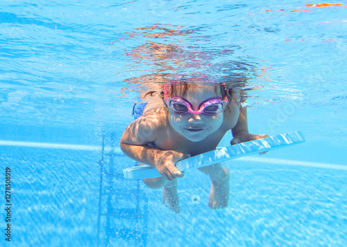 Obraz na płótnie Underwater Baby swimming w salonie