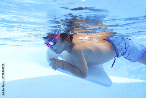Obraz na płótnie Underwater Baby swimming w salonie