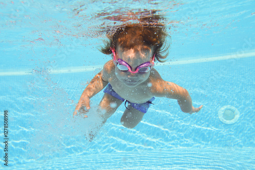 Obraz na płótnie Underwater Baby swimming w salonie