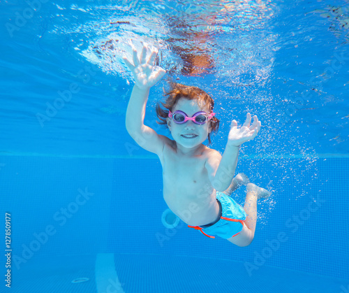 Obraz na płótnie Underwater Baby swimming w salonie