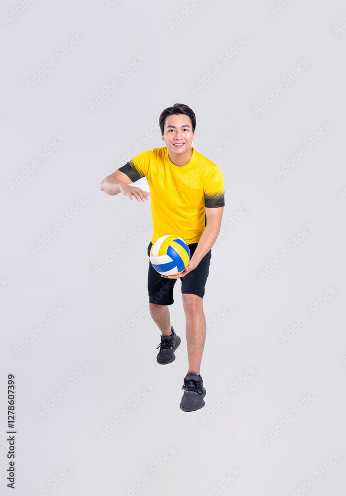 Chân dung người đàn ông châu Á chơi bóng chuyền trên nền trắng