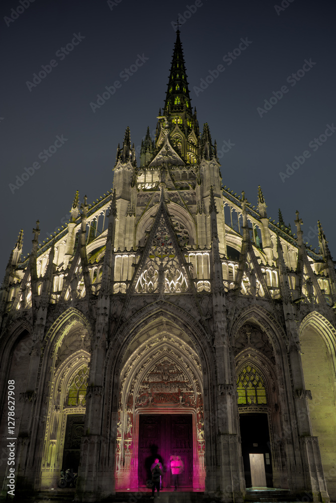 Eglise Saint-Maclou illuminée de nuit à Rouen . Style gothique. Normandie Eglise Saint-Maclou illuminée de nuit à Rouen . Style gothique. Normandie