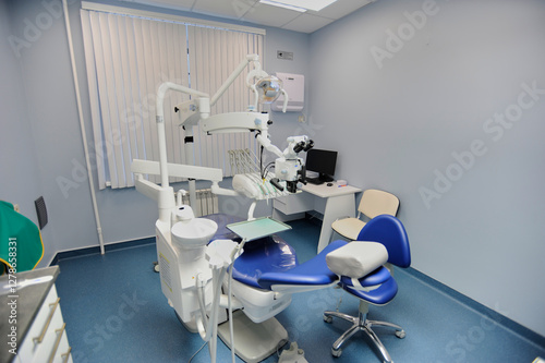 Стоматологическое оборудование. Стоматологическая установка, стоматологическое кресло, прожектор, фонарь, светильник . Фрагмент стоматологического кабинета с оборудованием на стоматологической установ