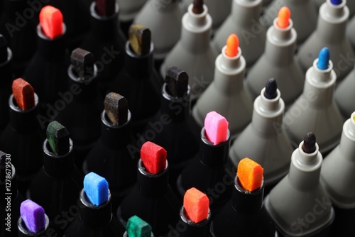 Foto Many colorful markers as background, closeup. Art supplies