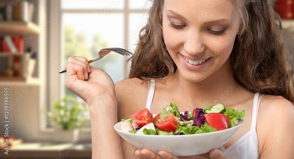 Foto Shot of smiling happy woman eating salad