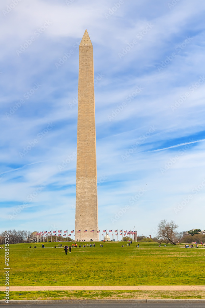 Obraz premium People walk on the lawn of the George Washington Memorial on a clear fall day in Washington DC